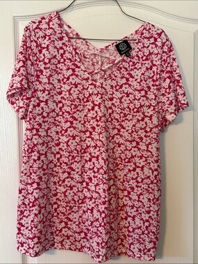 bobeau Hot Pink and White Floral V-Neck Short Sleeve Top